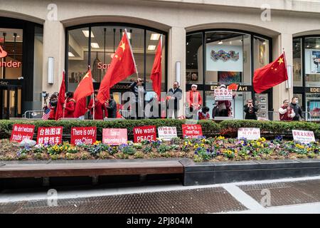 I sostenitori della Cina unificata si riuniscono per protestare contro il presidente taiwanese Tsai ing-wen che sta per lasciare Lotte Palace a New York il 31 marzo 2023 Foto Stock