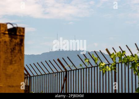 Sumare antenne, vista dalla collina di Cantagalo a Rio de Janeiro, Brasile. Foto Stock