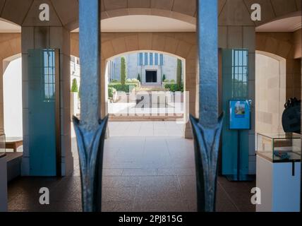 Pool of Reflection nel cortile commemorativo dell'Australian War Memorial a Canberra Australia. Foto Stock