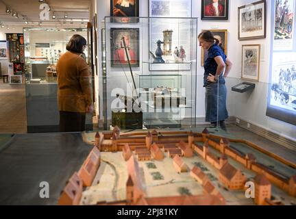 22 marzo 2023, Brandeburgo, Wustrau: Il Museo Brandeburgo-Prussia (BPM), un museo di storia Brandeburgo-Prussia, è ora nuovamente aperto ai visitatori dopo la pausa invernale. Nella mostra principale viene mostrata la storia del Brandeburgo e della Prussia dalla cristianizzazione nel Medioevo alla fine della prima guerra mondiale e la dominazione degli Hohenzollern nel 1918. Il Museo Brandeburgo-Prussia si considera un luogo di educazione e di trasferimento di conoscenze. Nell'ambito delle offerte didattiche digitali, il museo ha lanciato il suo podcast "Prussian Blue - a podcast on Prussian History" nel febbraio 2022. Foto: Jens K Foto Stock