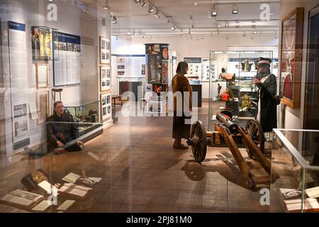 22 marzo 2023, Brandeburgo, Wustrau: Il Museo Brandeburgo-Prussia (BPM), un museo di storia Brandeburgo-Prussia, è ora nuovamente aperto ai visitatori dopo la pausa invernale. Nella mostra principale viene mostrata la storia del Brandeburgo e della Prussia dalla cristianizzazione nel Medioevo alla fine della prima guerra mondiale e la dominazione degli Hohenzollern nel 1918. Il Museo Brandeburgo-Prussia si considera un luogo di educazione e di trasferimento di conoscenze. Nell'ambito delle offerte didattiche digitali, il museo ha lanciato il suo podcast "Prussian Blue - a podcast on Prussian History" nel febbraio 2022. Foto: Jens K Foto Stock