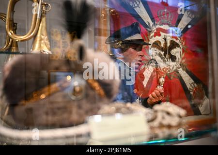 22 marzo 2023, Brandeburgo, Wustrau: Una bandiera del reggimento di fanteria 'Principe Leopoldo di Anhalt-Dessau' può essere visto insieme alle mostre nel Museo Brandeburgo-Prussia a Wustrau. Il Museo Brandeburgo-Prussia (BPM), un museo dedicato alla storia Brandeburgo-Prussiana, è ora nuovamente aperto ai visitatori dopo la pausa invernale. Nella mostra principale viene mostrata la storia del Brandeburgo e della Prussia dalla cristianizzazione nel Medioevo alla fine della prima guerra mondiale e la dominazione degli Hohenzollern nel 1918. Il Museo Brandeburgo-Prussia si considera un luogo di educazione e di trasferimento di conoscenze. In t Foto Stock