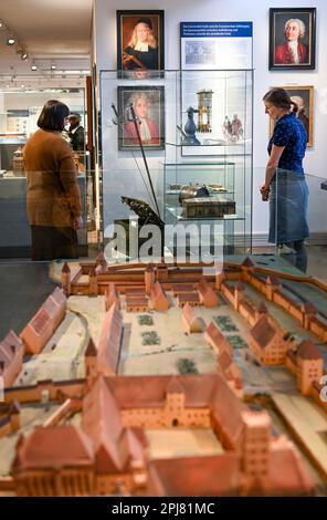 22 marzo 2023, Brandeburgo, Wustrau: Il Museo Brandeburgo-Prussia (BPM), un museo di storia Brandeburgo-Prussia, è ora nuovamente aperto ai visitatori dopo la pausa invernale. Nella mostra principale viene mostrata la storia del Brandeburgo e della Prussia dalla cristianizzazione nel Medioevo alla fine della prima guerra mondiale e la dominazione degli Hohenzollern nel 1918. Il Museo Brandeburgo-Prussia si considera un luogo di educazione e di trasferimento di conoscenze. Nell'ambito delle offerte didattiche digitali, il museo ha lanciato il suo podcast "Prussian Blue - a podcast on Prussian History" nel febbraio 2022. Foto: Jens K Foto Stock