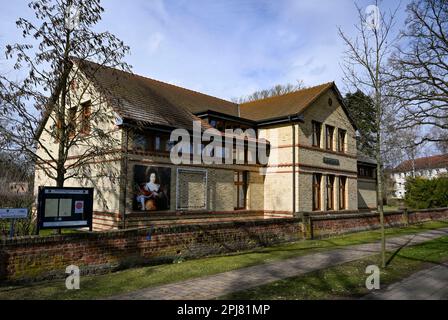 22 marzo 2023, Brandeburgo, Wustrau: Il Museo Brandeburgo-Prussia (BPM), un museo di storia Brandeburgo-Prussia, è ora nuovamente aperto ai visitatori dopo la pausa invernale. Nella mostra principale viene mostrata la storia del Brandeburgo e della Prussia dalla cristianizzazione nel Medioevo alla fine della prima guerra mondiale e la dominazione degli Hohenzollern nel 1918. Il Museo Brandeburgo-Prussia si considera un luogo di educazione e di trasferimento di conoscenze. Nell'ambito delle offerte didattiche digitali, il museo ha lanciato il suo podcast "Prussian Blue - a podcast on Prussian History" nel febbraio 2022. Foto: Jens K Foto Stock