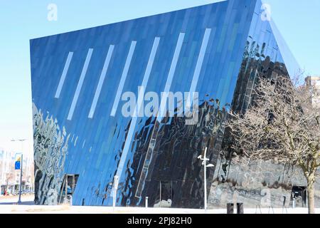 Riflessioni sul muro del MOCA, Museo di Arte Contemporanea a Cleveland, Ohio Foto Stock
