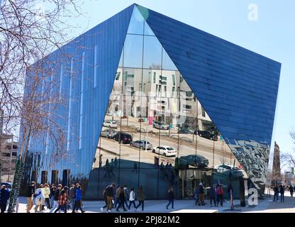 Riflessioni sul muro del MOCA, Museo di Arte Contemporanea a Cleveland, Ohio Foto Stock