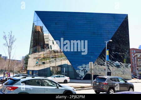 Riflessioni sul muro del MOCA, Museo di Arte Contemporanea a Cleveland, Ohio Foto Stock