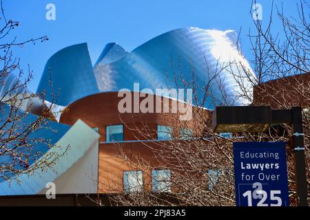 Frank Gehry ha progettato Peter B Lewis edificio della Weatherhead School of Management visto dietro George Gund Hall School of Law presso University Circle Foto Stock