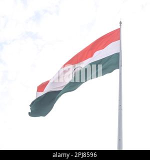 Bandiera dell'India che vola in alto a Connaught Place con orgoglio nel cielo blu, bandiera dell'India che sbatte, bandiera indiana il giorno dell'indipendenza e il giorno della Repubblica dell'India, ti Foto Stock