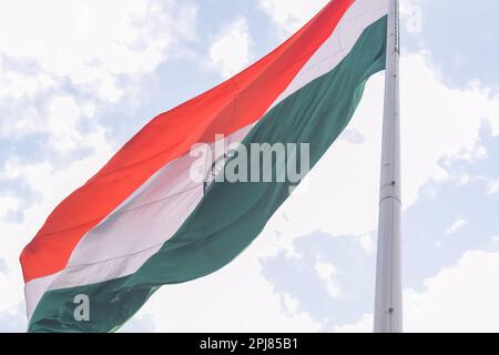 Bandiera dell'India che vola in alto a Connaught Place con orgoglio nel cielo blu, bandiera dell'India che sbatte, bandiera indiana il giorno dell'indipendenza e il giorno della Repubblica dell'India, ti Foto Stock