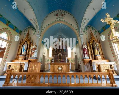 Altare in una chiesa dipinta, San Chiesa cattolica tedesca di Cirillo e Metodio, a Dubina, Texas. Foto Stock