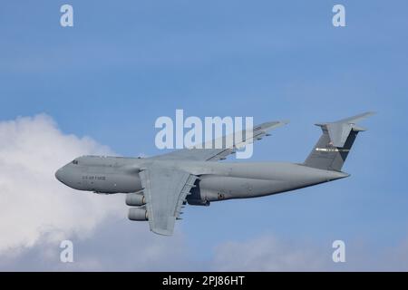 Un'immagine ravvicinata di un Boeing C-17 Globemaster III nel cielo blu, spettacolo aereo a Lakeland, aprile 2023 Foto Stock