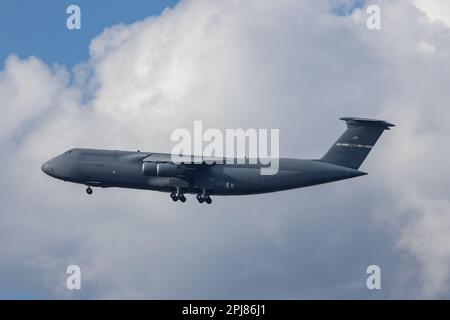 Un'immagine ravvicinata di un Boeing C-17 Globemaster III nel cielo blu, spettacolo aereo a Lakeland, aprile 2023 Foto Stock