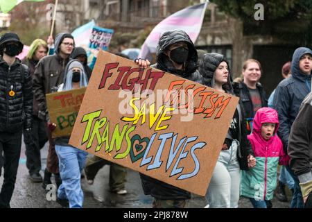 Seattle, Stati Uniti. 31st Mar, 2023. Giornata Internazionale del Transgender di visibilità Celebrazione al Parco Volontario. Circa cinquecento attivisti hanno sfidato la pioggia e il vento con la comunità trans per sostenere e combattere per l'uguaglianza. La comunità si è celebrata e si è conclusa con una marcia lungo Broadway Ave fino al Cal Anderson Park sulla Capitol Hill. Credit: James Anderson/Alamy Live News Foto Stock