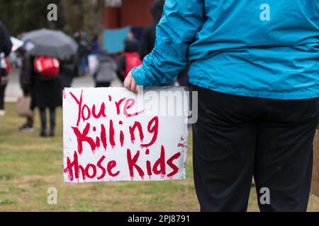 Seattle, Stati Uniti. 31st Mar, 2023. Giornata Internazionale del Transgender di visibilità Celebrazione al Parco Volontario. Circa cinquecento attivisti hanno sfidato la pioggia e il vento con la comunità trans per sostenere e combattere per l'uguaglianza. La comunità si è celebrata e si è conclusa con una marcia lungo Broadway Ave fino al Cal Anderson Park sulla Capitol Hill. Credit: James Anderson/Alamy Live News Foto Stock