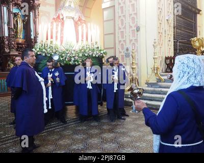 Devoti che portano un'immagine religiosa che conduce la processione del Venerdì dei dolori, alla basilica di nostra Signora della Misericordia a Lima, questa processione serve per iniziare le celebrazioni religiose della settimana Santa in Perù. Foto Stock