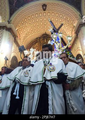 Devoti che portano un'immagine religiosa che conduce la processione del Venerdì dei dolori, alla basilica di nostra Signora della Misericordia a Lima, questa processione serve per iniziare le celebrazioni religiose della settimana Santa in Perù. Foto Stock