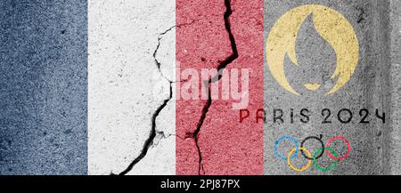 PARIGI, FRANCIA, marzo 2023: Vista dall'alto della bandiera dei giochi olimpici francesi 2024 con texture grunge. nessun flagpole. Progettazione del piano, layout. Logo ufficiale di SOG Foto Stock