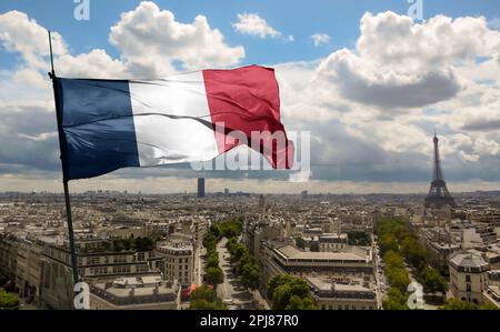 PARIGI, FRANCIA, marzo 2023: Vista dall'alto della bandiera dei giochi olimpici francesi 2024 con texture grunge. nessun flagpole. Progettazione del piano, layout. Logo ufficiale di SOG Foto Stock