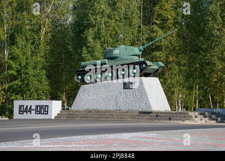 MEDVEZHYEGORSK, RUSSIA - 17 AGOSTO 2019: Monumento al serbatoio T-34. Monumento in onore del venticinquesimo anniversario della liberazione di Medvezhyegorsk Foto Stock