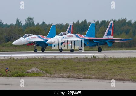 KUBINKA, RUSSIA - 20 AGOSTO 2022: Due combattenti su-35S russi della squadra aeronautica dei Cavalieri russi prima del decollo in una tenebrosa giornata estiva. Kubinka Foto Stock