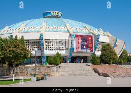 TASHKENT, UZBEKISTAN - 03 SETTEMBRE 2022: Primo piano della costruzione del circo cittadino in un giorno di sole di settembre Foto Stock