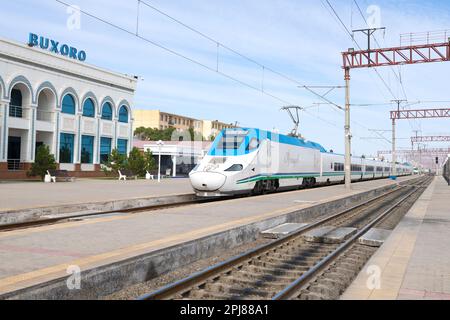 KAGAN, UZBEKISTAN - 11 SETTEMBRE 2022: Il treno elettrico ad alta velocità Talgo 250 'Afrosiyob' è arrivato alla stazione di Bukhara-1 in una giornata di sole Foto Stock