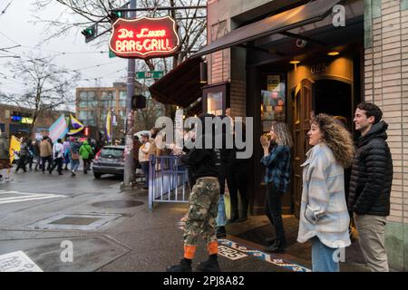 Seattle, Stati Uniti. 31st Mar, 2023. Giornata Internazionale del Transgender di visibilità Celebrazione al Parco Volontario. Circa cinquecento attivisti hanno sfidato la pioggia e il vento con la comunità trans per sostenere e combattere per l'uguaglianza. La comunità si è celebrata e si è conclusa con una marcia lungo Broadway Ave fino al Cal Anderson Park sulla Capitol Hill. Credit: James Anderson/Alamy Live News Foto Stock