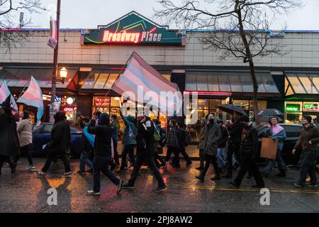 Seattle, Stati Uniti. 31st Mar, 2023. Giornata Internazionale del Transgender di visibilità Celebrazione al Parco Volontario. Circa cinquecento attivisti hanno sfidato la pioggia e il vento con la comunità trans per sostenere e combattere per l'uguaglianza. La comunità si è celebrata e si è conclusa con una marcia lungo Broadway Ave fino al Cal Anderson Park sulla Capitol Hill. Credit: James Anderson/Alamy Live News Foto Stock