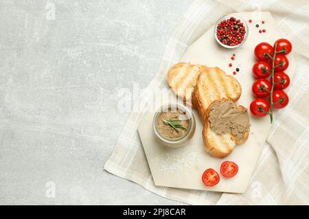 Gustoso patata di fegato, pane e pomodori sul tavolo grigio chiaro, vista dall'alto. Spazio per il testo Foto Stock