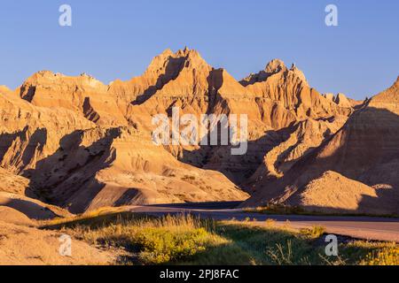 Le montagne frastagliate degli antichi cacciatori si affacciano sul Badlands National Park, South Dakota, Stati Uniti d'America Foto Stock