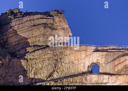 Crazy Horse Memorial al crepuscolo con luci di alluvione, Black Hills, South Dakota, Stati Uniti d'America Foto Stock