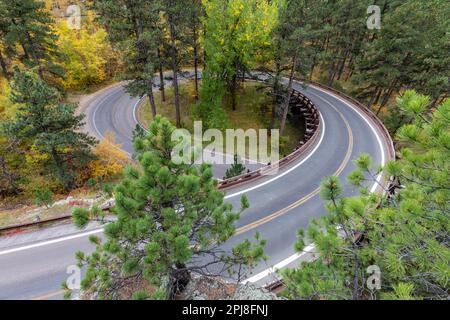 La strada panoramica Iron Mountain Road è situata tra Mount Rushmore e Custer state Park, South Dakota, Stati Uniti d'America Foto Stock