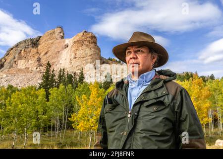 Lakota Sioux nativo americano posa di fronte al Crazy Horse Memorial, Black Hills, South Dakota, Stati Uniti d'America Foto Stock