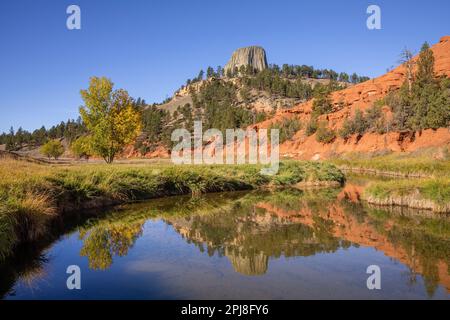 Devils Tower National Monument (Bear Lodge) riflessione nel fiume Belle Fourche, Wyoming, Stati Uniti d'America Foto Stock