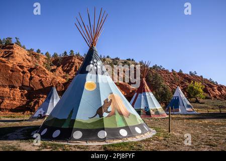 Tipis al Devils Tower National Monument (Bear Lodge) lungo il fiume Belle Fourche, Wyoming, Stati Uniti d'America Foto Stock