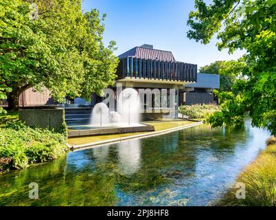 La Fontana di Ferrier e parte del Municipio a Christchurch, Nuova Zelanda, accanto al fiume Avon. Foto Stock