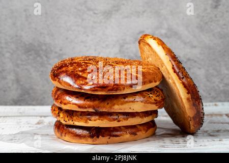 Sesamo ramadan pita su un pavimento in legno. Prelibatezze del Ramadan. Pita pane speciale per il mese di Ramadan. Nome locale pastane pidesi Foto Stock