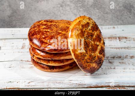 Sesamo ramadan pita su un pavimento in legno. Prelibatezze del Ramadan. Pita pane speciale per il mese di Ramadan. Nome locale pastane pidesi Foto Stock