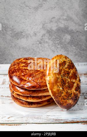 Sesamo ramadan pita su un pavimento in legno. Prelibatezze del Ramadan. Pita pane speciale per il mese di Ramadan. Nome locale pastane pidesi Foto Stock