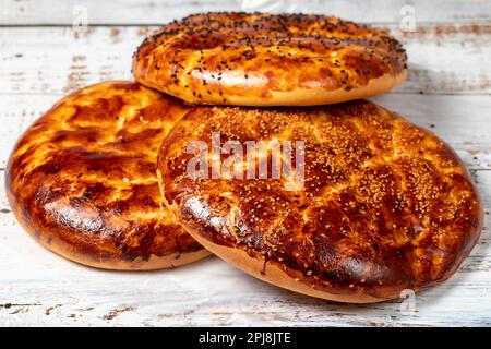 Sesamo ramadan pita su un pavimento in legno. Prelibatezze del Ramadan. Pita pane speciale per il mese di Ramadan. Nome locale pastane pidesi Foto Stock