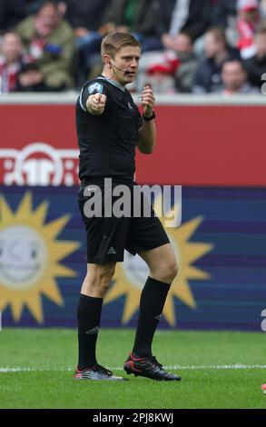 Dusseldorf, Germania. 31st Mar, 2023. Primo : 03/31/2023, calcio, 2nd° divisione, 2nd Bundesliga, Stagione 2022/2023, Fortuna Dusseldorf - HSV Hamburg Hamburg, HSV Hamburg Hamburg Hamburg Hamburg 2: 2 arbitro Robert SCHRODER, Gesture Credit: dpa/Alamy Live News Foto Stock