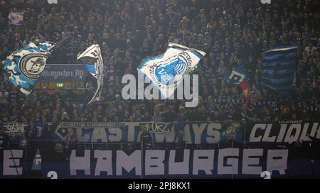 Dusseldorf, Germania. 31st Mar, 2023. Primo : 03/31/2023, calcio, campionato 2nd, 2nd Bundesliga, Stagione 2022/2023, Fortuna Dusseldorf - HSV Hamburg Hamburg, HSV Hamburg Hamburg Hamburg Hamburg 2: 2 tifosi HSV Hamburg Hamburg, bandiere Credit: dpa/Alamy Live News Foto Stock