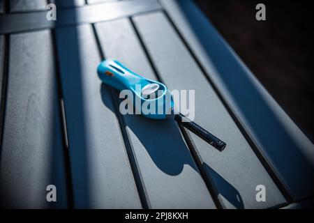 Accendino blu per barbecue su un tavolo Foto Stock