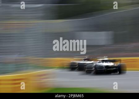 Melbourne, Australia. 01st Apr, 2023. George Russell (GBR) Mercedes AMG F1 W14 conduce Nyck de Vries (NLD) AlphaTauri AT04. 01.04.2023. Campionato del mondo Formula 1, Rd 3, Gran Premio d'Australia, Albert Park, Melbourne, Australia, Giornata delle Qualifiche. Il credito fotografico dovrebbe essere: XPB/immagini dell'Associazione Stampa. Credit: XPB Images Ltd/Alamy Live News Foto Stock