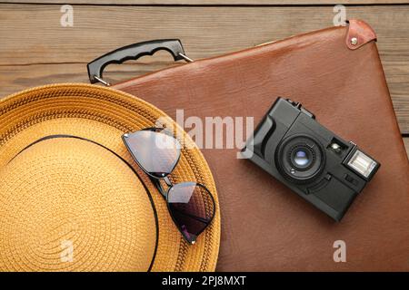 Valigia vintage e accessori da spiaggia isolati su sfondo grigio. Concetto estivo Foto Stock