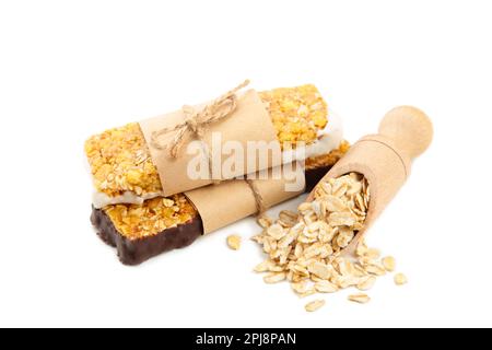 Barre di cereali con farinata d'avena in un cucchiaio isolato su sfondo bianco. Vista dall'alto Foto Stock