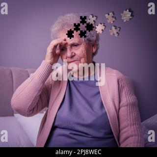 Donna anziana che soffre di demenza a casa. Illustrazione della testa come puzzle puzzle pezzi perdenti Foto Stock