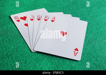 Carte da gioco con combinazione di colore reale sul tavolo verde Foto Stock