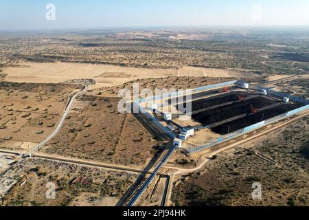 (230401) -- THARPARKAR, 1 aprile 2023 (Xinhua) -- questa foto aerea scattata il 28 febbraio 2023 mostra il punto di vista di una miniera di carbone vicino al progetto Thar Coal Block-i Coal Electricity Integration nella provincia di Sindh, Pakistan. Il progetto Thar Coal Block-i Coal Electricity Integration, un progetto di cooperazione energetica nell'ambito del corridoio economico Cina-Pakistan (CPEC), è stato recentemente inaugurato formalmente dal primo ministro pakistano Shahbaz Sharif dopo essere stato ufficialmente messo in funzione all'inizio di febbraio. Ha la capacità di soddisfare la domanda di elettricità di 4 milioni di famiglie Foto Stock